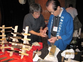 Traditional craftsman Shotaro Nomura (right) and Yasuhiro Hirakawa (left) 
